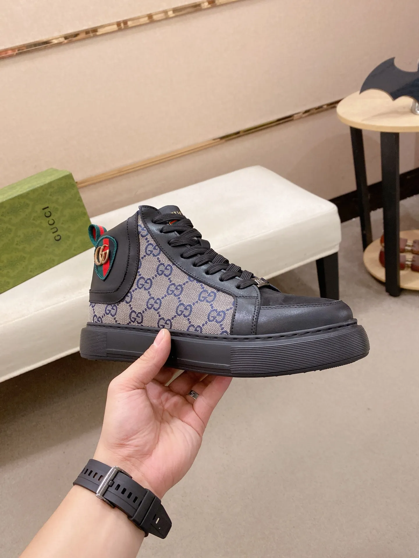 Factory price: 442💰 (GUCCI) The latest model from the official website🎁🎁Casual and fashionable men's shoes👟, hot style💥The style is simple and elegant, exclusive for trendy men. Unique official website's latest brand elements👑original Gucci decoration, fashionable and generous, the fabric is original cowhide ✅sheepskin lining, the official website specifies wear-resistant casual outsole, the classic model is taken in kind at the counter🎬38-44 (can be customized for 45 non-refundable)